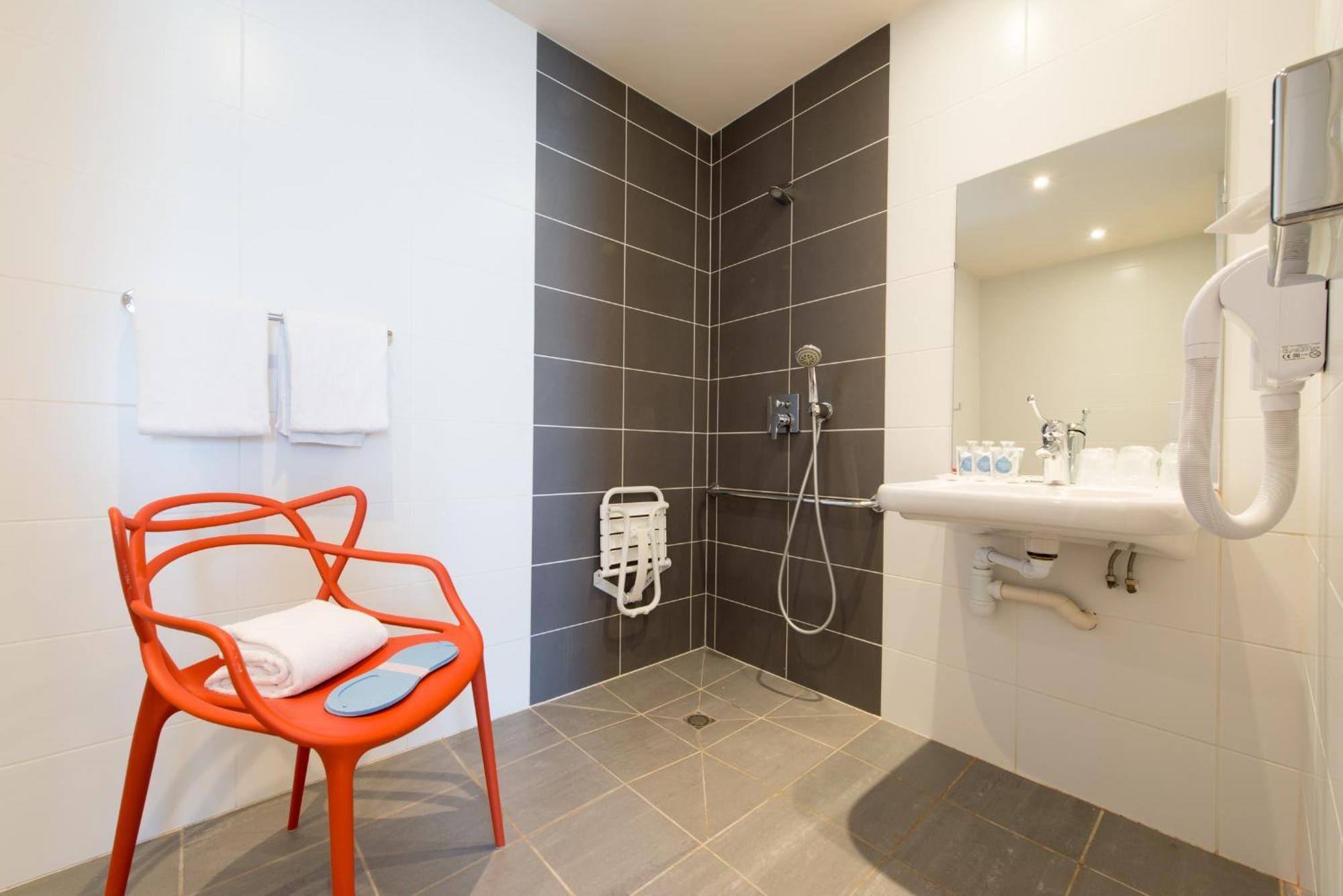 Hotel Confort La Rochelle Centre Les Minimes Exterior photo